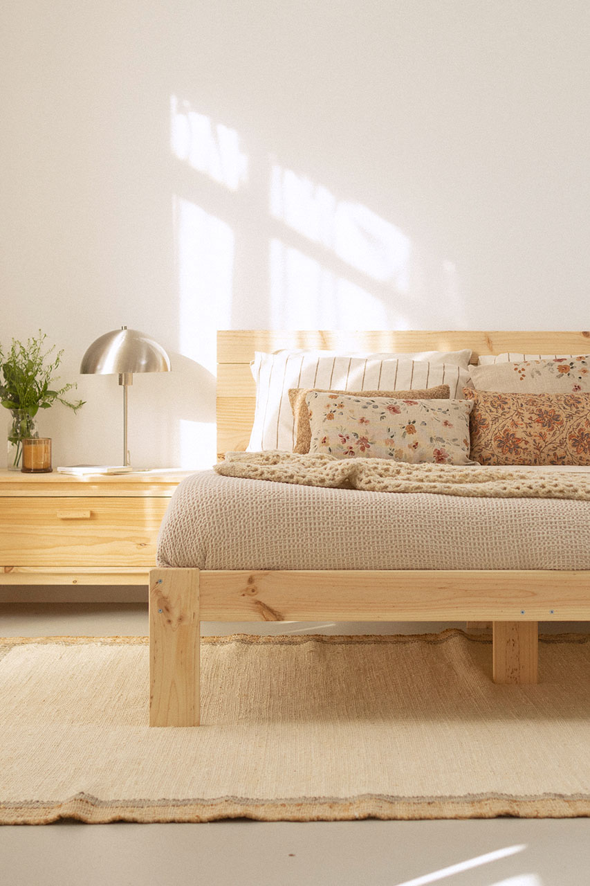 Imagen de ambiente 6 para:Cama de matromonio de madera con cabecero alto